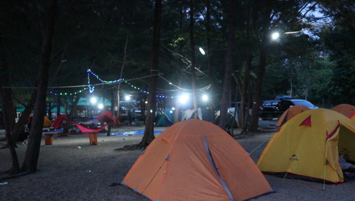 Sensasi Camping di Pantai Bangka